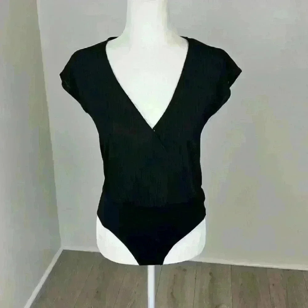 Paper Crane Black Short Sleeve V-Neck Bodysuit Size M